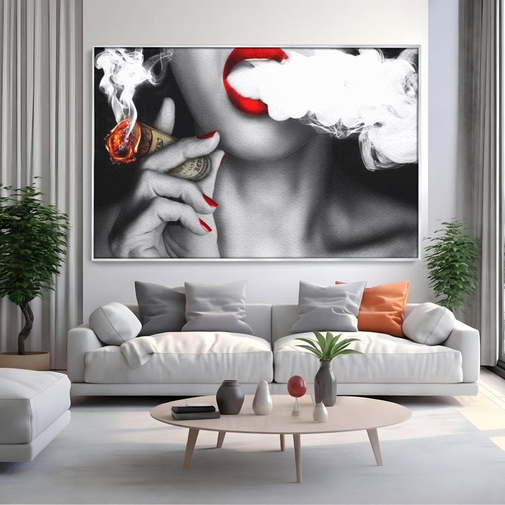 Tablou canvas cu tablou canvas cu buze rosii si tigara de bani, in rama de aluminiu argintiu, pe perete intr-un living